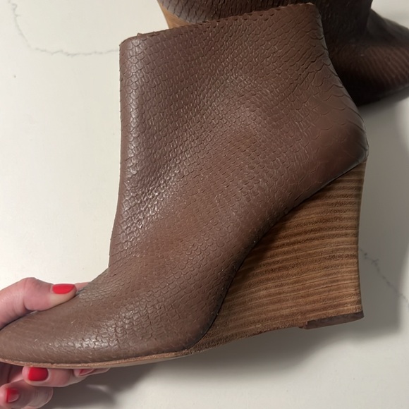JOIE 'JALENA' SNAKE EMBOSSED POINTY TOE WEDGE BOOTIE SZ 39.5 BROWN - Picture 6 of 8